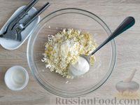 Фото приготовления рецепта: Закусочные шарики из моркови, плавленого сыра и яиц - шаг №8