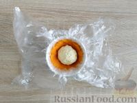 Фото приготовления рецепта: Закусочные шарики из моркови, плавленого сыра и яиц - шаг №11