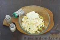 Фото приготовления рецепта: Салат с курицей, плавленым сыром, огурцом и яйцами - шаг №7