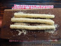 Фото приготовления рецепта: Жареные палочки из картофельного пюре, с кунжутом (во фритюре) - шаг №12