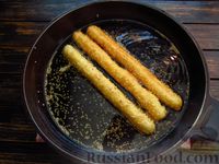 Фото приготовления рецепта: Жареные палочки из картофельного пюре, с кунжутом (во фритюре) - шаг №14
