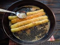 Фото приготовления рецепта: Жареные палочки из картофельного пюре, с кунжутом (во фритюре) - шаг №15