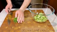 Фото приготовления рецепта: Салат с кальмарами, яйцами и свежими огурцами - шаг №2