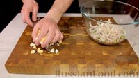 Фото приготовления рецепта: Салат с кальмарами, яйцами и свежими огурцами - шаг №3