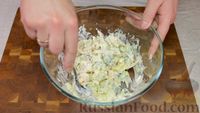 Фото приготовления рецепта: Салат с кальмарами, яйцами и свежими огурцами - шаг №4