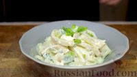 Фото приготовления рецепта: Салат с кальмарами, яйцами и свежими огурцами - шаг №5