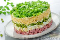 Фото к рецепту: Слоёный салат с ветчиной, сыром и зелёным горошком