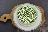 Фото приготовления рецепта: Слоёный салат с ветчиной, сыром и зелёным горошком - шаг №6