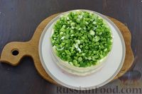 Фото приготовления рецепта: Слоёный салат с ветчиной, сыром и зелёным горошком - шаг №8