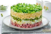 Фото приготовления рецепта: Слоёный салат с ветчиной, сыром и зелёным горошком - шаг №10