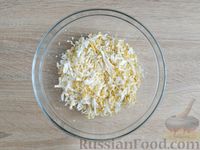 Фото приготовления рецепта: Рулетики из лаваша с сыром, зеленью и яйцами, на сковороде - шаг №4