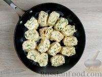 Фото приготовления рецепта: Рулетики из лаваша с сыром, зеленью и яйцами, на сковороде - шаг №17
