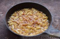 Фото приготовления рецепта: Рулетики из лаваша с творогом, запечённые с карамелизированными яблоками - шаг №6