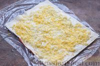 Фото приготовления рецепта: Рулет из лаваша и крабовых палочек с кукурузой, огурцом и яйцами - шаг №6