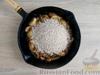 Фото приготовления рецепта: Ячневая каша с грибами, на сковороде - шаг №7