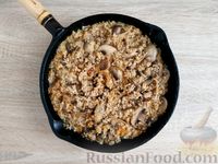 Фото приготовления рецепта: Ячневая каша с грибами, на сковороде - шаг №10