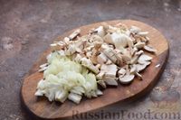 Фото приготовления рецепта: Слоёный салат с шампиньонами, плавленым сыром, огурцом и яйцами - шаг №3