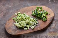 Фото приготовления рецепта: Слоёный салат с шампиньонами, плавленым сыром, огурцом и яйцами - шаг №5