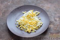 Фото приготовления рецепта: Слоёный салат с шампиньонами, плавленым сыром, огурцом и яйцами - шаг №6