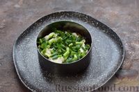 Фото приготовления рецепта: Слоёный салат с шампиньонами, плавленым сыром, огурцом и яйцами - шаг №9