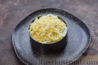 Фото приготовления рецепта: Слоёный салат с шампиньонами, плавленым сыром, огурцом и яйцами - шаг №12