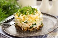 Фото приготовления рецепта: Слоёный салат с шампиньонами, плавленым сыром, огурцом и яйцами - шаг №13