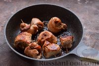 Фото приготовления рецепта: Жареные рулетики из свинины с беконом - шаг №7