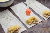 Фото приготовления рецепта: Трубочки из лаваша с курицей и сыром (в духовке) - шаг №8