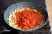 Фото приготовления рецепта: Лобио из консервированной фасоли с томатным соусом и орехами - шаг №4