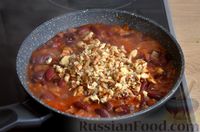 Фото приготовления рецепта: Лобио из консервированной фасоли с томатным соусом и орехами - шаг №7