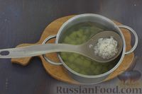 Фото приготовления рецепта: Щи из квашеной капусты с рисом и горошком - шаг №3