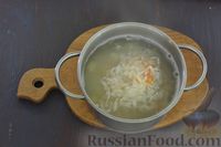 Фото приготовления рецепта: Щи из квашеной капусты с рисом и горошком - шаг №6