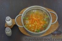 Фото приготовления рецепта: Щи из квашеной капусты с рисом и горошком - шаг №8