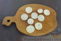 Фото приготовления рецепта: Закуска из свёклы с сельдью и луком - шаг №4