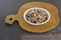 Фото приготовления рецепта: Закуска из свёклы с сельдью и луком - шаг №5