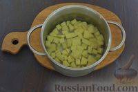 Фото приготовления рецепта: Сырный суп с шампиньонами, стручковой фасолью и зелёным горошком - шаг №2