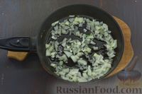 Фото приготовления рецепта: Сырный суп с шампиньонами, стручковой фасолью и зелёным горошком - шаг №4