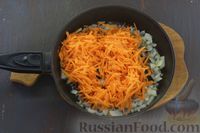 Фото приготовления рецепта: Сырный суп с шампиньонами, стручковой фасолью и зелёным горошком - шаг №5