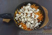 Фото приготовления рецепта: Сырный суп с шампиньонами, стручковой фасолью и зелёным горошком - шаг №6