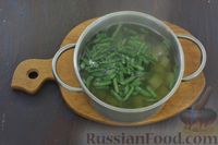 Фото приготовления рецепта: Сырный суп с шампиньонами, стручковой фасолью и зелёным горошком - шаг №3