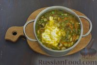 Фото приготовления рецепта: Сырный суп с шампиньонами, стручковой фасолью и зелёным горошком - шаг №9