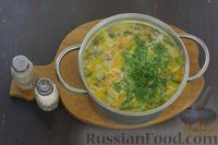 Фото приготовления рецепта: Сырный суп с шампиньонами, стручковой фасолью и зелёным горошком - шаг №10