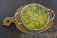 Фото приготовления рецепта: Сырный суп с шампиньонами, стручковой фасолью и зелёным горошком - шаг №11