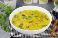 Фото приготовления рецепта: Сырный суп с шампиньонами, стручковой фасолью и зелёным горошком - шаг №12