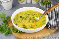Фото приготовления рецепта: Сырный суп с шампиньонами, стручковой фасолью и зелёным горошком - шаг №13