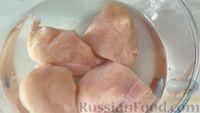 Фото приготовления рецепта: Куриные грудки, фаршированные сыром, творогом и зеленью - шаг №4