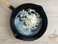 Фото приготовления рецепта: Цветная капуста, жаренная с луком и яйцами - шаг №6
