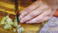 Фото приготовления рецепта: Слоёный мясной салат с сыром, морковью и черносливом - шаг №7