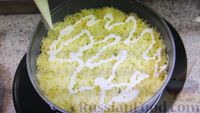 Фото приготовления рецепта: Салат из молодой капусты с тунцом, зелёным горошком и яйцами - шаг №12