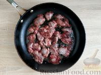 Фото приготовления рецепта: Куриная печень, жаренная с грибами и морковью по-корейски - шаг №4